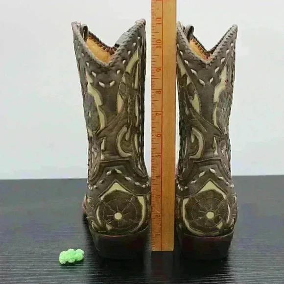 Circle G Women’s Black Distressed Leather Boots - Picture 5 of 11